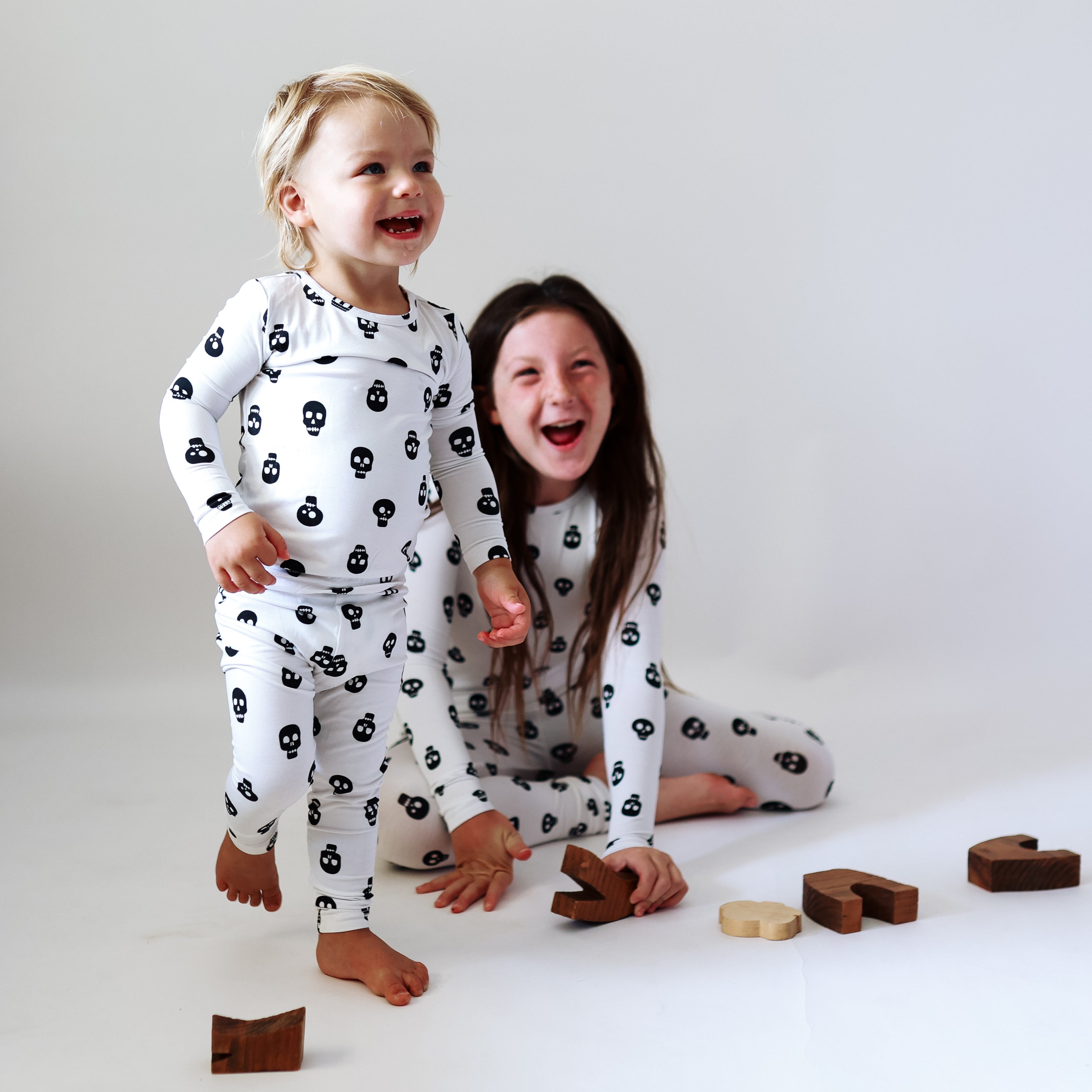 SKULLS ALL OVER | 2 pieces bamboo pajama set